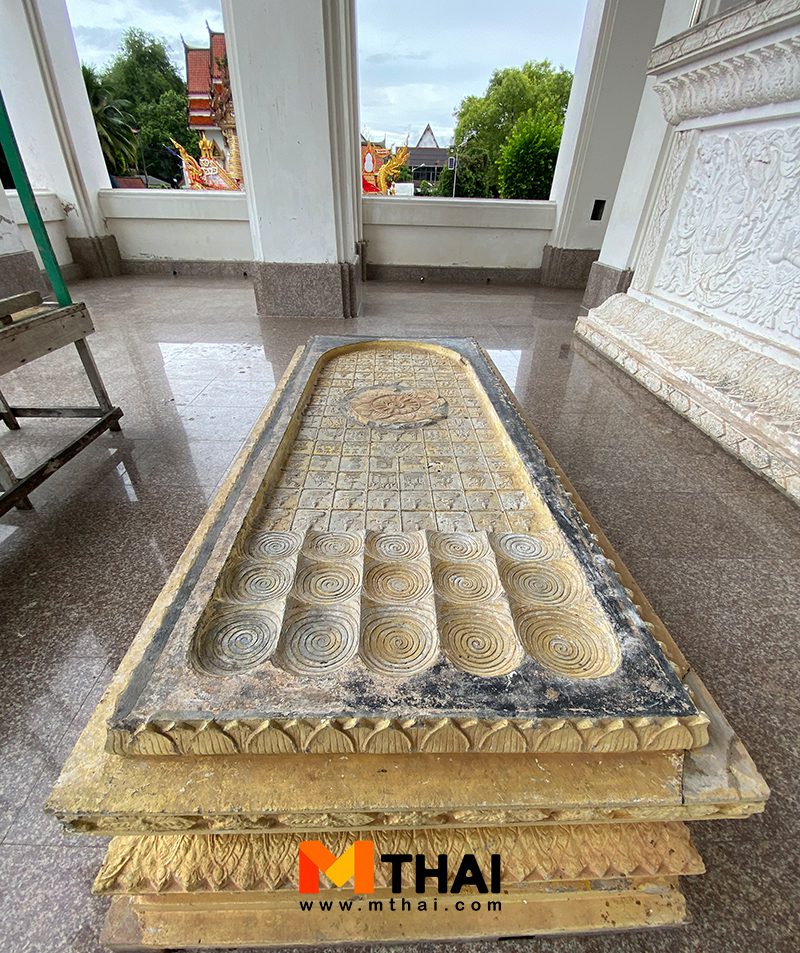 พระพุทธบาทจำลอง