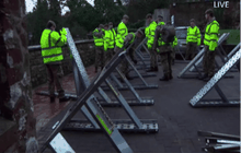 ทหารอังกฤษช่วยป้องกันน้ำท่วม