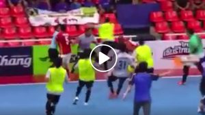 VIDEO : นักเตะ-แฟนบอลซัดกันเดือดฟุตซอลลีก ‘ธรรมศาสตร์-สุราษฎร์’