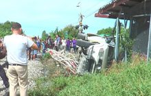 รถไฟชนรถกระบะพยายามฝ่าไม้กั้น จ.นครปฐม