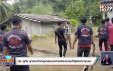 ตำรวจ-กู้ภัยบุกรวบตัวหนุ่มหลอนยาบ้าพร้อมอบรมให้รู้ถึงพระคุณแม่