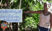 สุดทน !  สองผัวเมียพิการขาขาด เขียนป้ายประชดโจรขโมยตัดกล้วย