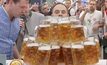 ชายเยอรมันทุบสถิติโลกเดินถือเหยือกเบียร์