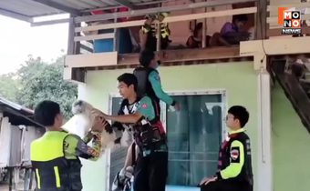 สุโขทัยยังน่าห่วง! น้ำท่วมบ้านยาย 2 พี่น้อง บันไดพัง ทั้งคน-หมา ติดอยู่ชั้น 2 ออกมาไม่ได้