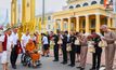 ภาพประวัติศาสตร์  ปลัดกระทรวงกลาโหม นำพุทธศาสนิกชนตักบาตรพระวิปัสสนาจารย์ ๗๗ รูป สืบสานพระราชศรัทธา ๗ ทศวรรษ “สมเด็จย่า”
