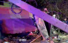 กระบะเสียหลักฟาดเสาไฟ