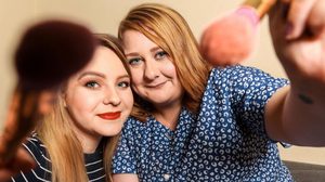 สุดยอด! สองสาวตาบอดเพื่อนซี้ สอนแต่งหน้าลงยูทูป เกิดเป็นหญิงจะหยุดสวยไม่ได้