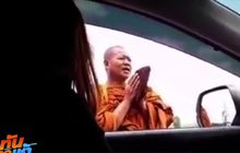 คลิป  หลวงพี่ ยืนโบกรถขอเงิน