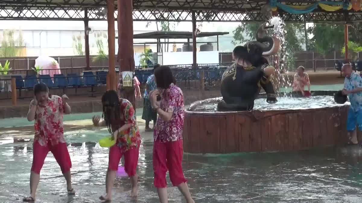 ไม่รอแล้ว!! นักท่องเที่ยวจีนเล่นสงกรานต์สาดน้ำคลายร้อน