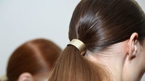 5 สาเหตุ ทำให้ ผมมันลีบแบน ที่สาวๆ อาจจะยังไม่รู้!!