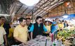 “จตุพร” ลุยตลาดดอนหวาย กำชับดูแลราคาสินค้า หลังอุทกภัย พร้อมมอบ “สุชาติ” ลงพื้นที่เยี่ยมศูนย์พักพิงชายแดนไทย–กัมพูชา