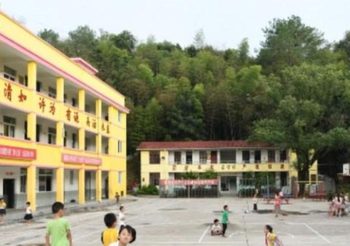 หนุ่ม 23 บุก พ่นน้ำกรดใน รร.อนุบาลจีน นักเรียนบาดเจ็บ 50 คน