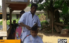 ผู้ใหญ่บ้านจิตอาสา บริการตัดผมเด็กฟรี