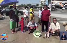 ประท้วงนำปลามาปล่อยถนนเป็นหลุมน้ำท่วมขัง