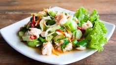 สูตร ยำก้านคะน้า กรอบๆ กับแกล้มที่เลอค่า