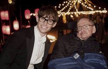 ดาราออสการ์ Theory of Everything รำลึกช่วงเวลาใกล้ชิด “สตีเฟ่น ฮอว์คิง”