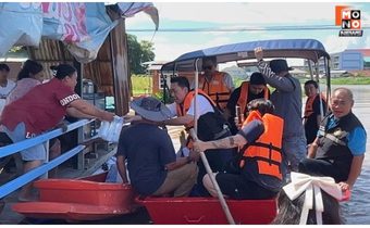 “หัวหน้าพรรคปวงชนไทย” นำทีม ลงเรือลุยน้ำอยุธยา หลังอ่วมท่วมนาน 3 เดือน