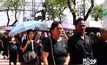 พสกนิกรหลั่งไหลเข้าสักการะพระบรมศพ