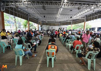 ประชาชน เดินทางมาลงทะเบียนทบทวนขอเงินเยียวยา ที่กรมประชาสัมพันธ์