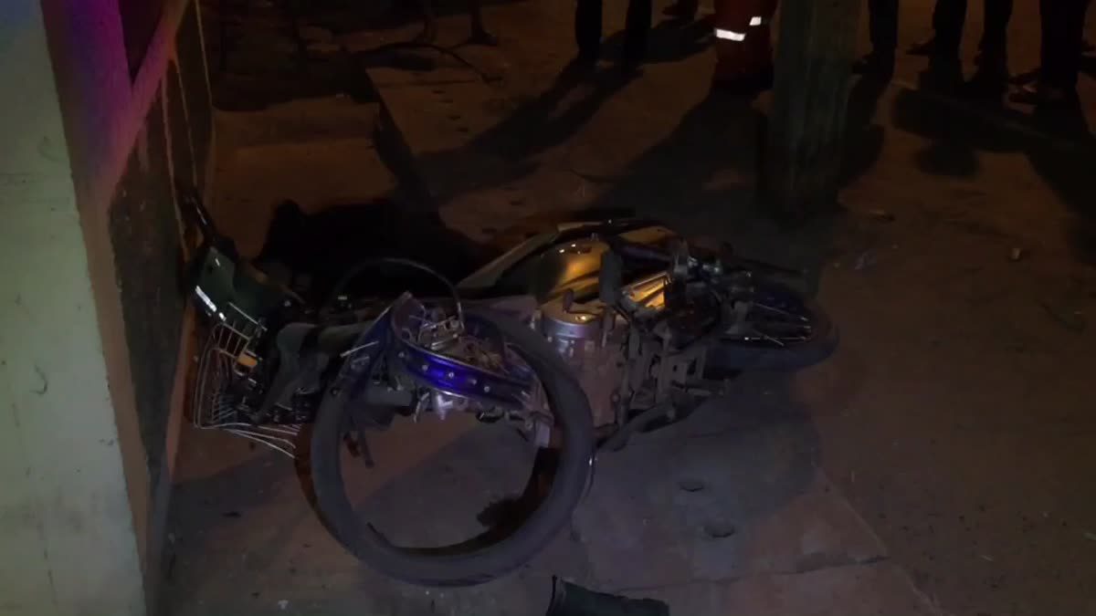 หนุ่มซิ่งจักรยานยนต์ชนสุนัขตาย ก่อนชนเสาไฟร่างกระเด็นเสียชีวิตคาที่