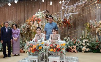 &nbsp;‘สนธยา คุณปลื้ม’&nbsp;ประธานงานแต่ง ลงมือจัดแจงบ่าว-สาวเอง คลิปสุดฮอตไวรัลบน&nbsp;TikTok รดน้ำสังข์อย่างฮา ยอดวิวพุ่งเฉียดล้าน