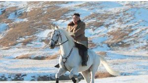 ‘คิม จอง อึน’ ขี่ม้าสีขาว ขึ้นภูเขาศักดิ์สิทธิ์