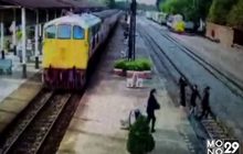 นาทีชีวิตหนุ่มสติแตก กระโดดให้รถไฟทับ