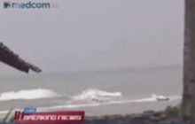 สึนามิพัดเข้าถล่มชายหาดทางตะวันตกของอินโดนีเซีย