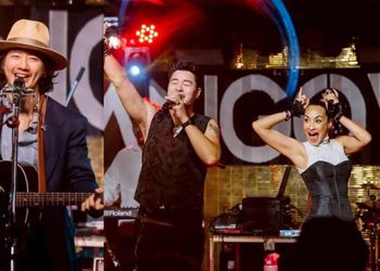 “เป้ อารักษ์” นำทีมเคาดาวน์ปีใหม่สุดมันส์! “แคท-ปีเตอร์” แดนซ์กระจายไม่ยอมลงเวทีฉลองเคาดาวน์ 2025 ใจกลางเมืองปากน้ำโพ