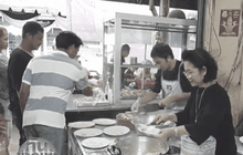 เศรษฐีนีเมืองชุมพร เหมาข้าวมันไก่ เลี้ยงชาวบ้าน