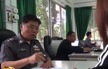 รองผู้กำกับ สภ.ดอยหล่อ ดูดวงฟรีบนโรงพัก แม่นจนต้องยกนิ้ว 