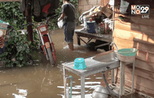 ชาวบ้านขนของหนีท่อประปาแตกน้ำท่วมบ้าน