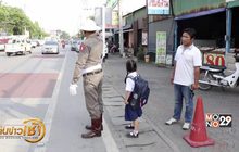 ชื่นชมอาสาจราจร แต่งชุดตำรวจโบราณ ช่วยเด็กข้ามถนน