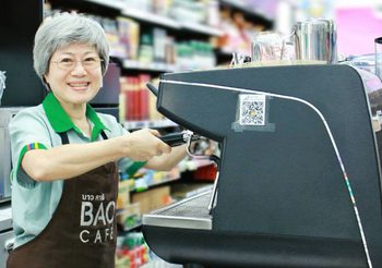 ชีวิตไม่ได้หยุดแค่เกษียณ…สู่เส้นทางใหม่ในฐานะบาริสต้าวัยเก๋า ‘ป้าทิพ-ทิพวรรณ’ จุดประกายสร้างแรงบันดาลใจต้อนรับวันผู้สูงอายุ ผ่านโครงการ ‘ซีเจ ซีเนียร์ พลัส วัยเก๋า’