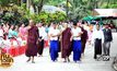 ชาวเมียนมา  ร่วมทำบุญตักบาตรปีใหม่ ที่ วัดวารีบรรพต จ.ระนอง