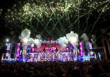 เปิดฤดูกาลหมอลำร้อยล้าน “เกรียงไกรอีสานศิลป์” เวทีแสง สี เสียง อลังการ สร้าง Soft Power หมอลำไทยดังไกลทั่วโลก