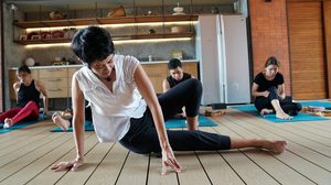 ป๊อบ อารียา ต่อสู้กับโรคกระดูกสันหลังสำเร็จ ด้วย โยคะ Deep Tissue Massage Yoga