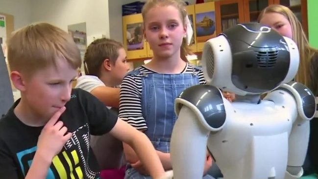 ฟินแลนด์ใช้หุ่นยนต์ฮิวแมนนอยด์ “เอเลียส Elias” ช่วยประเมินอารมณ์นักเรียน