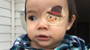 สุดยอด คุณพ่อ วาดศิลปะบน แผ่นปิดตา ให้ลูกน้อย