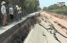 แท็กซี่ตกร่องถนนทรุด จ.ปทุมธานี