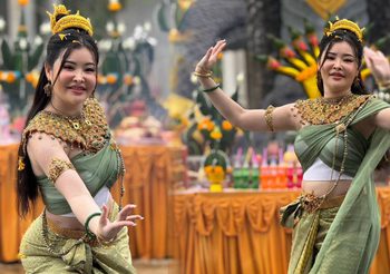 ทุ่มสุดตัว ลิลลี่ เหงียน รำสู้ฝนเปิดตัวพรีเซ็นเตอร์กาแฟอินทร