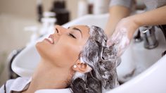 เปรียบเทียบให้เห็น ความจริงแล้ว ควรสระผมด้วยน้ำอุ่น หรือน้ำเย็น