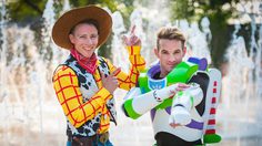 คู่รักเกย์ สวมชุดวิวาห์เป็น Buzz Lightyear และ Woody งานแต่งธีมดิสนีย์ที่น่ารักที่สุดในโลก
