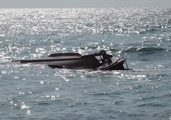 เรือประมงเกาะสมุยล่มกลางทะเล 4 ชีวิตลอยคอรอดตายหวุดหวิด!