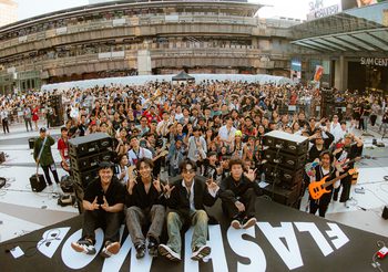 “PAPER PLANES FLASH MOB” รวมตัวคนเล่นดนตรี ทุกเพศ ทุกวัย จากทั่วประเทศกว่า 85 ชีวิต โชว์ “ทรงอย่างแบด” พร้อมกัน กระหึ่มใจกลางกรุงฯ