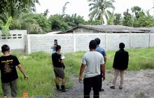 หนูน้อยฝาแฝดเดือดร้อนต้องปีนรั้วไปโรงเรียน