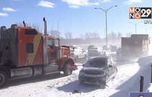 พายุหิมะทำให้เกิดอุบัติเหตุรถชนกัน 200 คันในแคนาดา