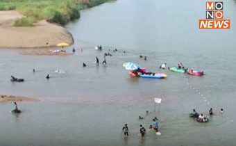 นักท่องเที่ยวแห่เล่นน้ำคลายร้อน ริมหาดทรายแม่น้ำปิง