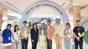 ส่องบรรยากาศ Pass the Hope Forward Exhibition นิทรรศการศิลปะ 22 ภาพโปสการ์ด ‘ส่งต่อความหวัง’ เพื่อห้องผ่าตัดศิริราช