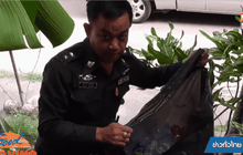 ตำรวจต้นแบบพอเพียง เก็บขวดขายหารายได้เสริม